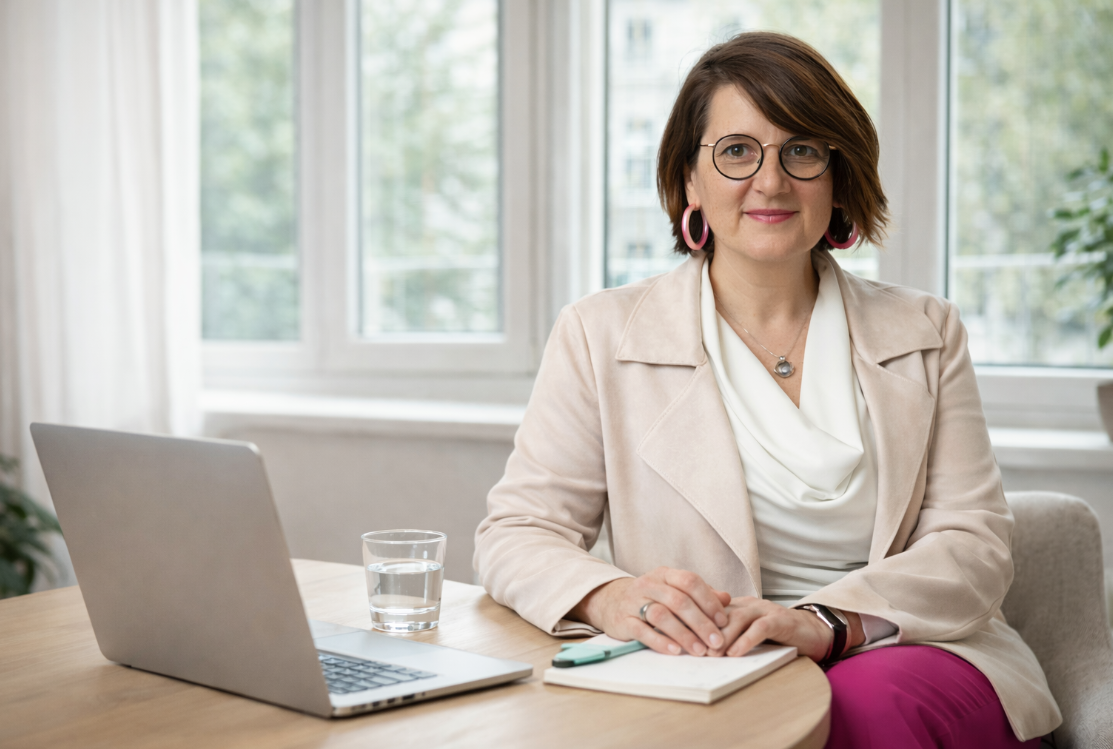Barbara Röss sitzt freundlich an einem Beratungstisch